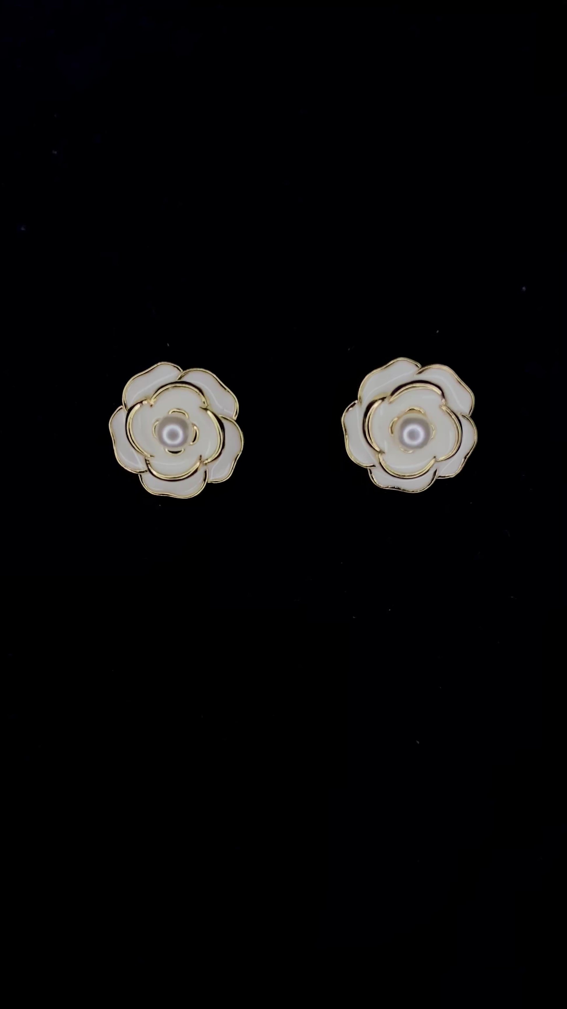 Flower studs earrings